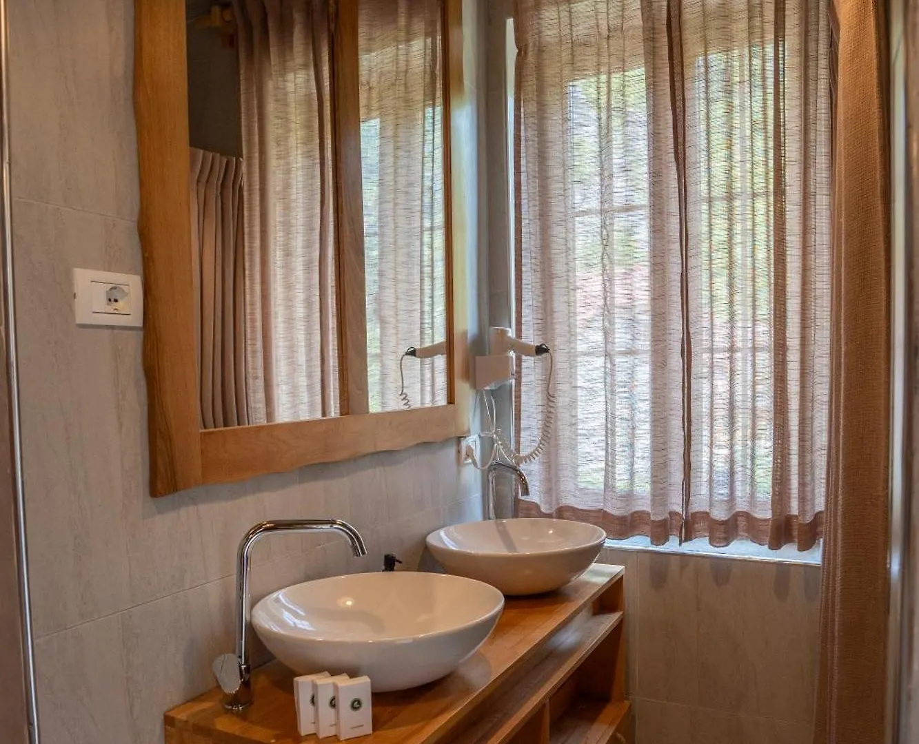 Hotel Restaurant Alpet Тети